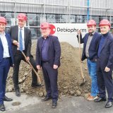 Avec le concours du président du gouvernement valaisan, les patrons de Debiopharm ont symboliquement posé la première pierre du 8e bâtiment sur leur site de Martigny